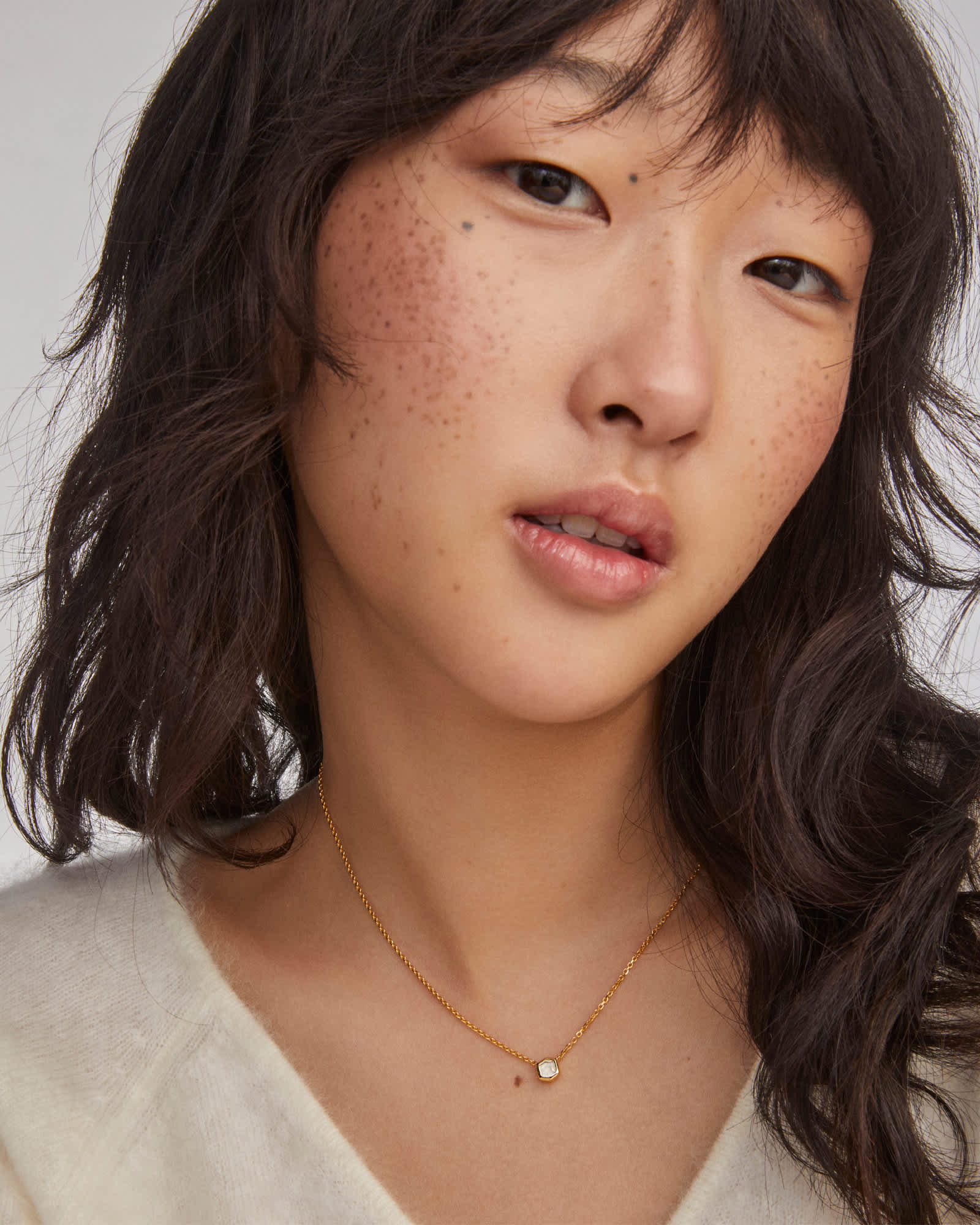 Kendra-Scott-Davie-Pendant-Necklace-Rock-Crystal-Gold-Vermeil-00
