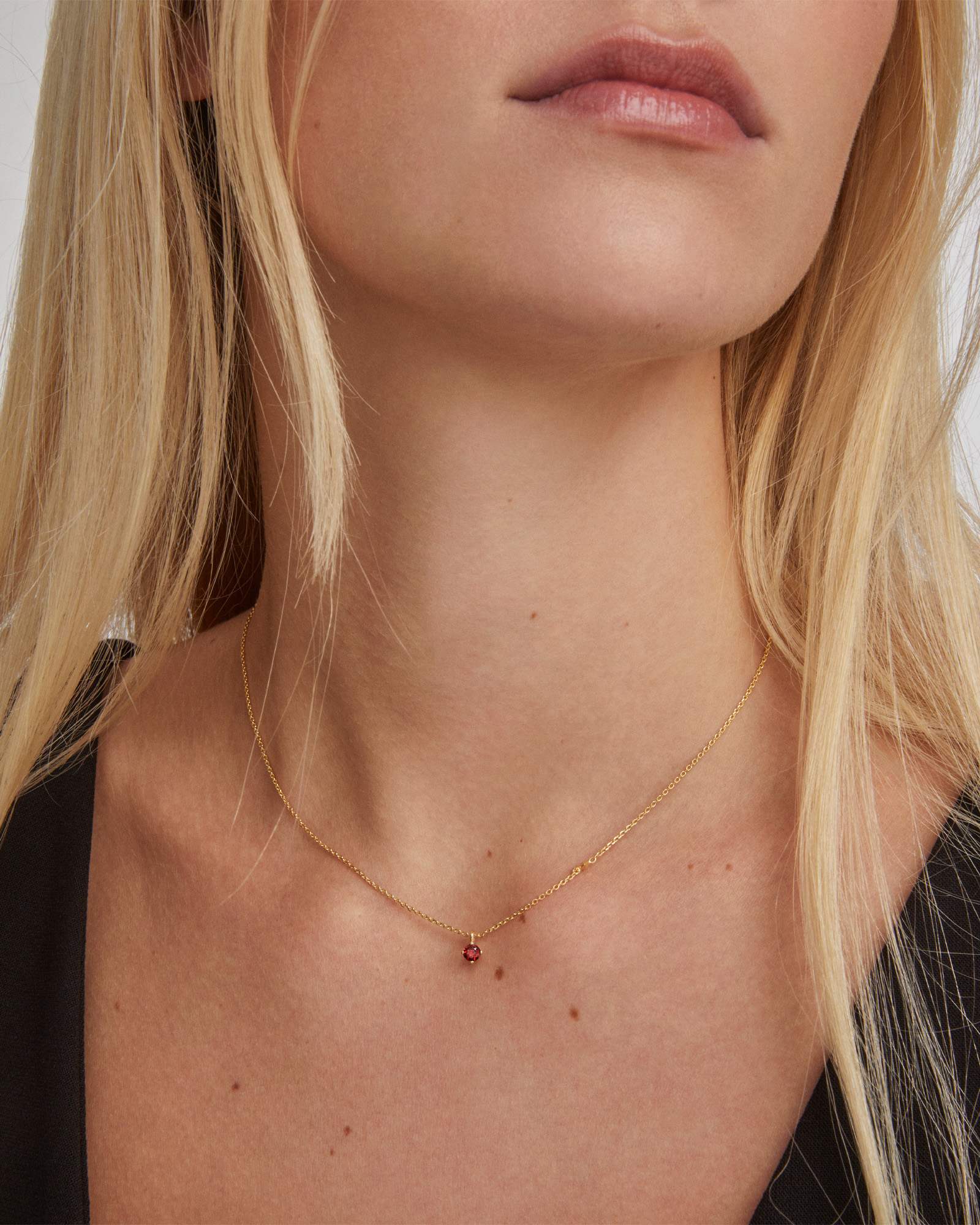 Kendra-Scott-Maisie-Pendant-Necklace-Red-Garnet-Gold-Vermeil-01