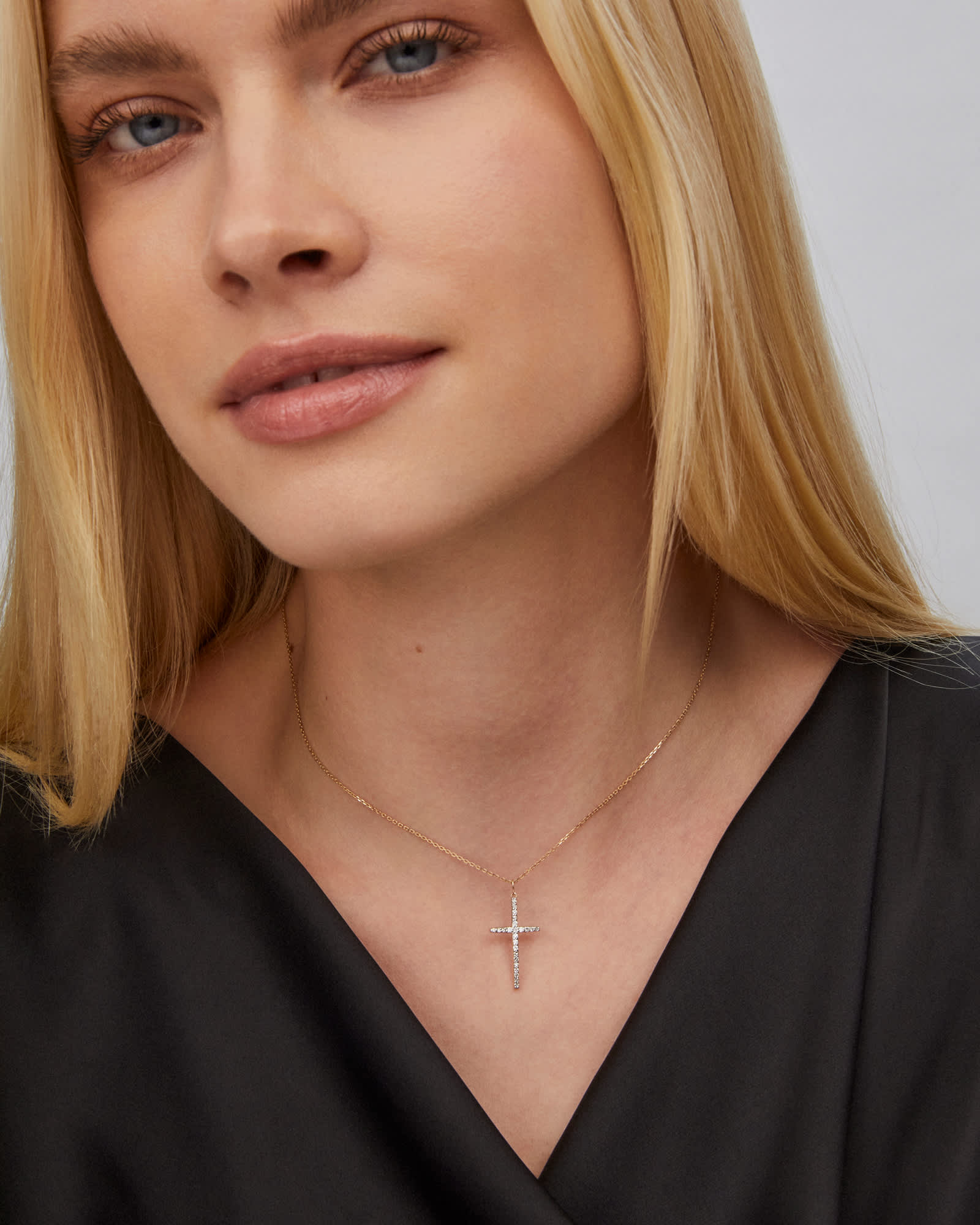 Kendra-Scott-Large-Cross-Pendant-Necklace-White-Diamond-Gold-00