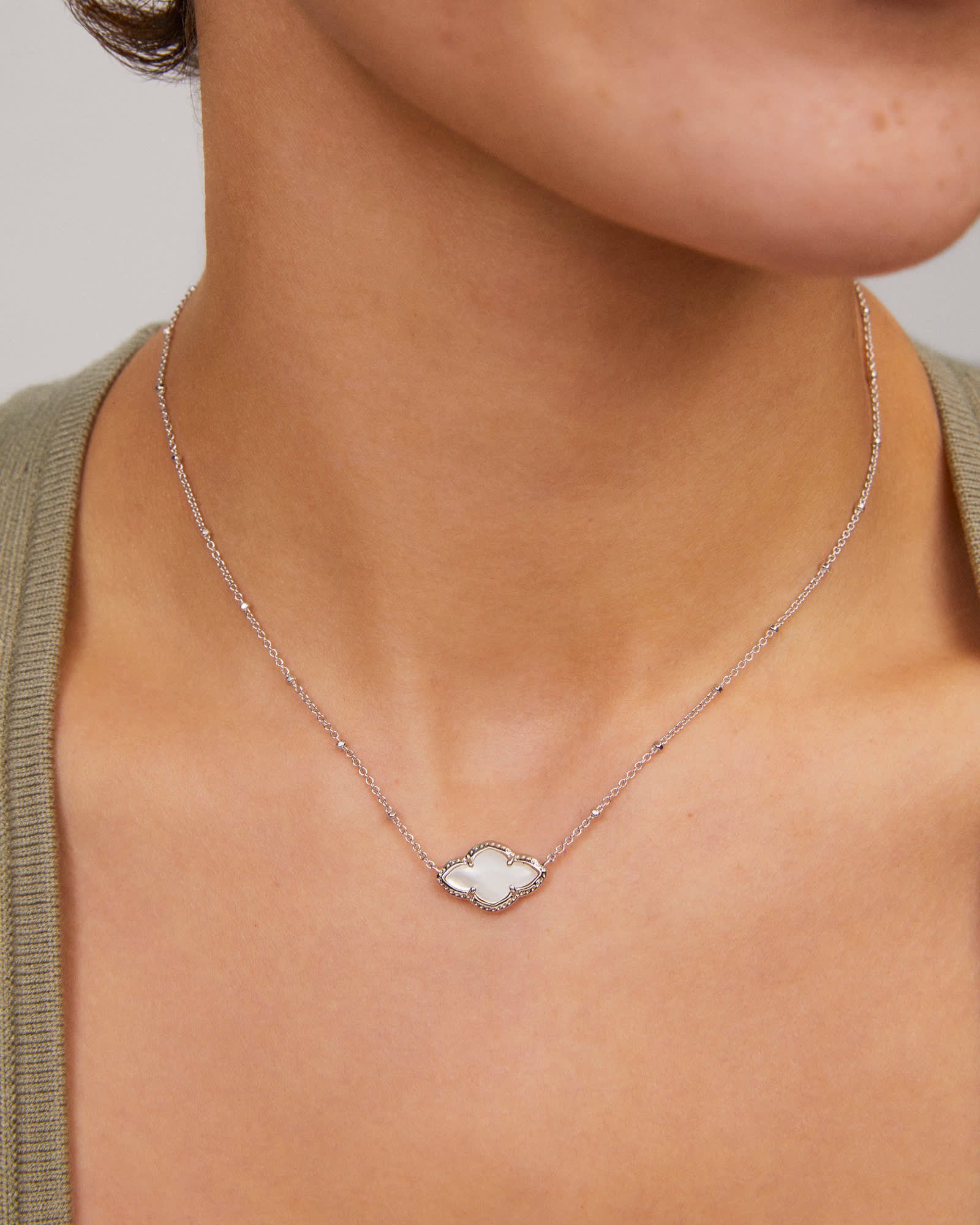 Kendra-Scott-Abbie-Pendant-Necklace-Ivory-Mother-Of-Pearl-Silver-01
