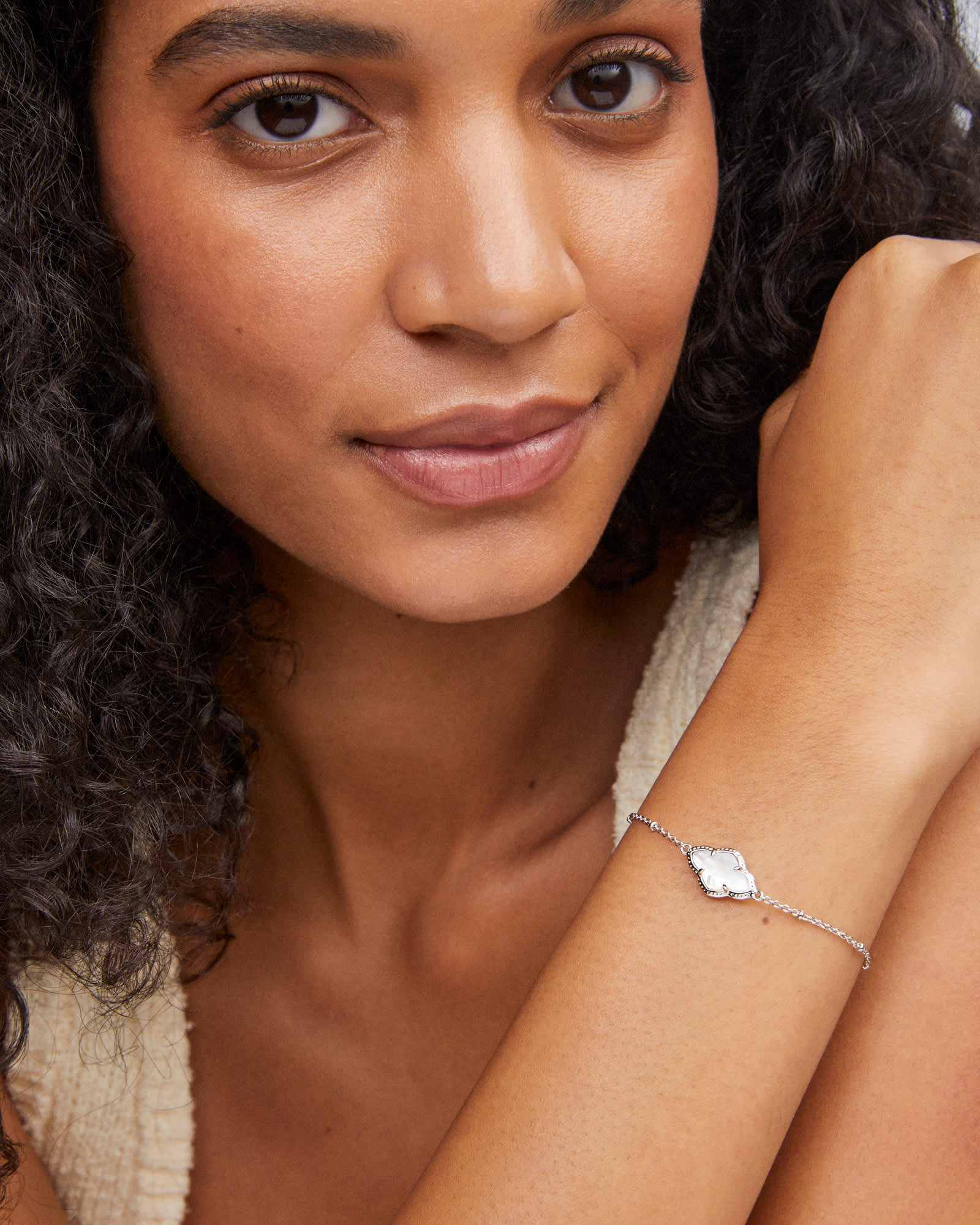 Kendra-Scott-Abbie-Satelite-Chain-Bracelet-Ivory-Mother-Of-Pearl-Silver-01