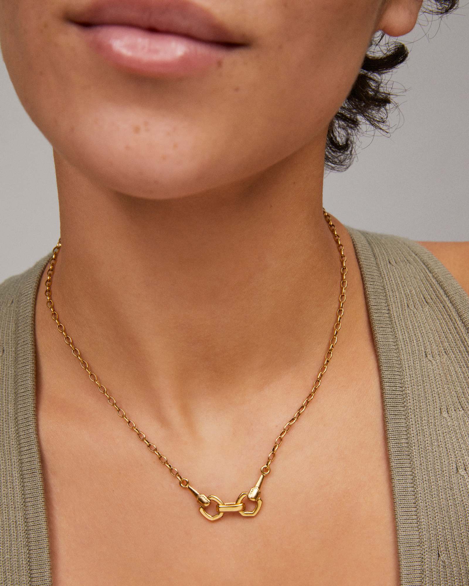 Kendra-Scott-Beau-Short-Pendant-Necklace-Vintage-Gold-00