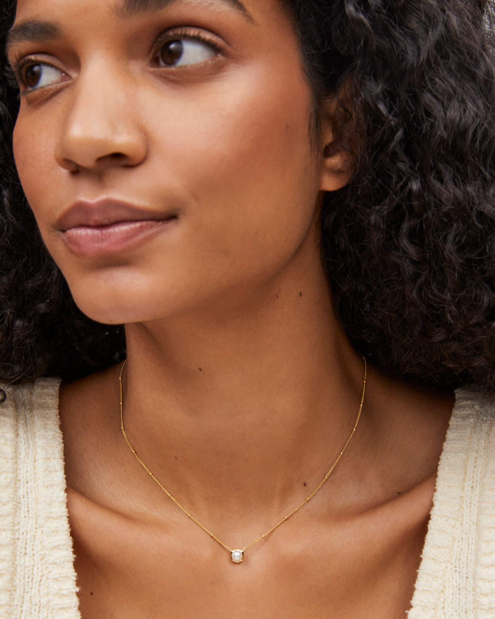 Kendra-Scott-Davie-Pendant-Necklace-White-Pearl-Gold-Vermeil-00