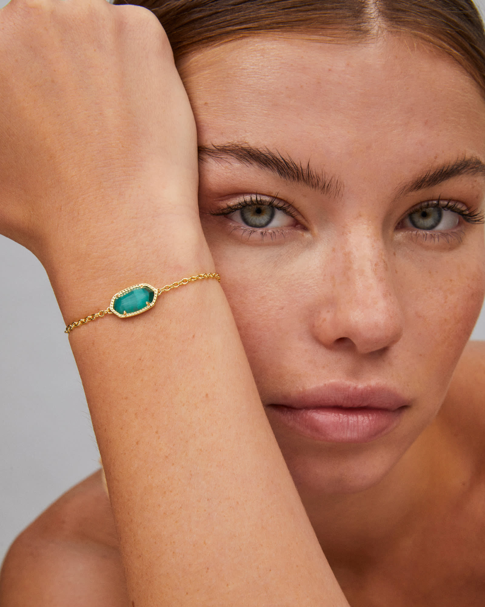 Kendra-Scott-Elaina-Adjustable-Chain-Bracelet-Emerald-Cats-Eye-Gold-01