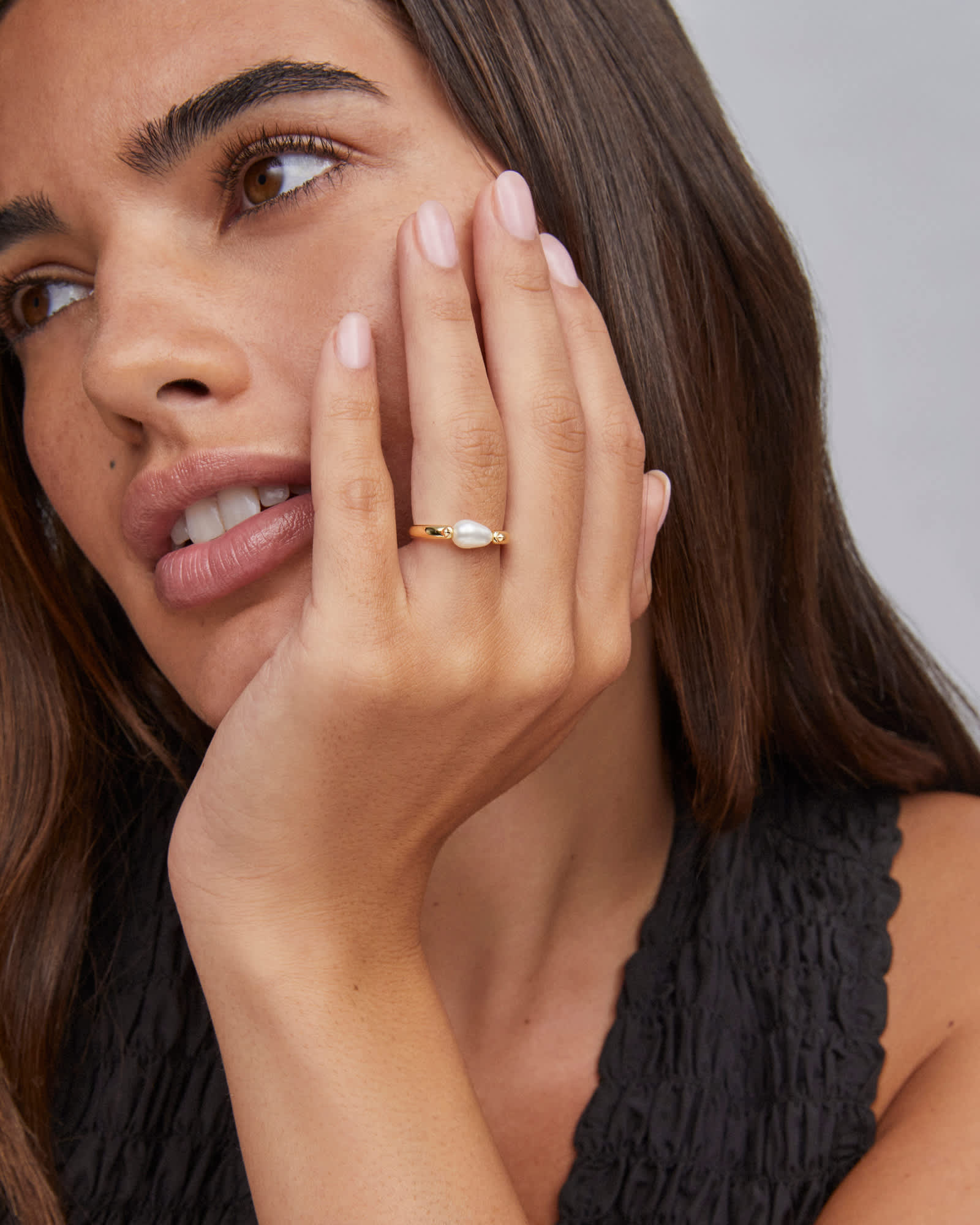 Kendra-Scott-Leighton-Band-Ring-White-Pearl-Gold-01