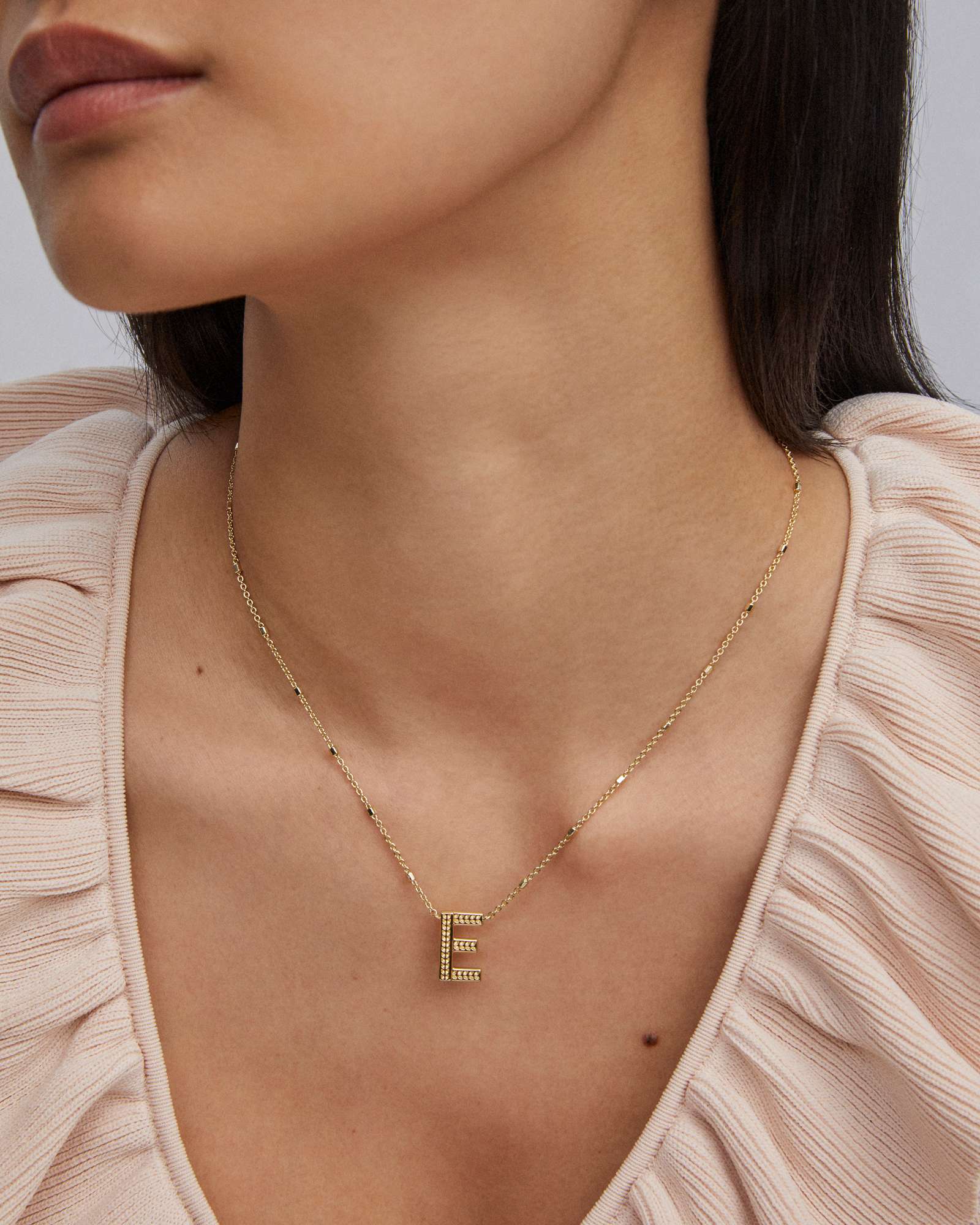 Kendra-Scott-Letter-E-Necklace-Gold-00