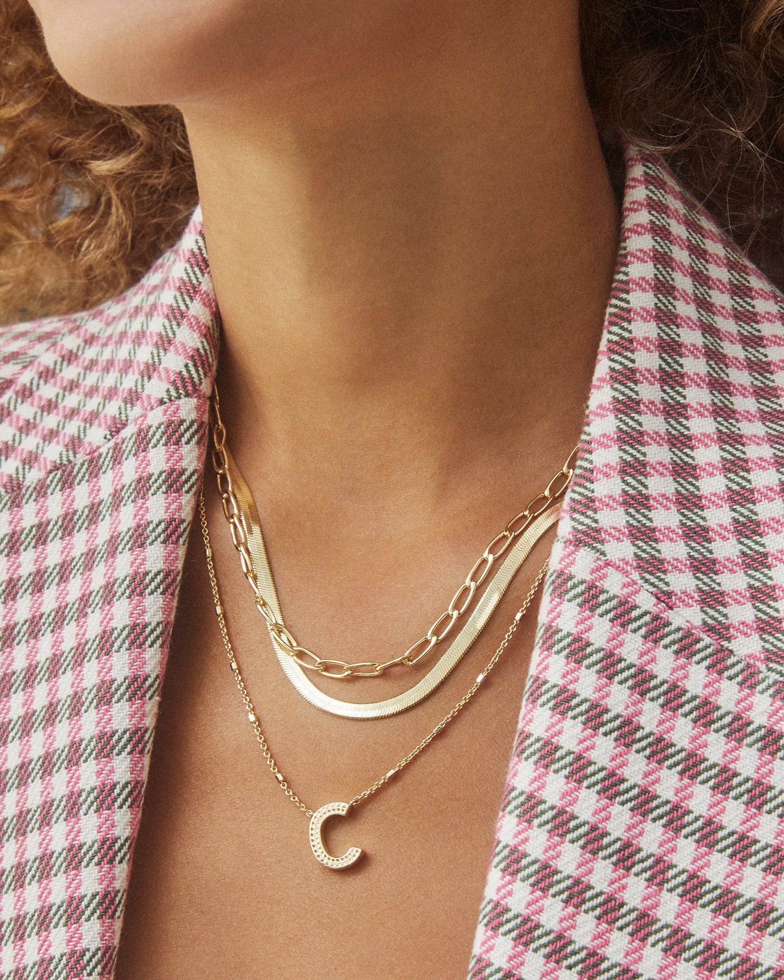 kendra-scott-letter-c-pendant-necklace-gold-2