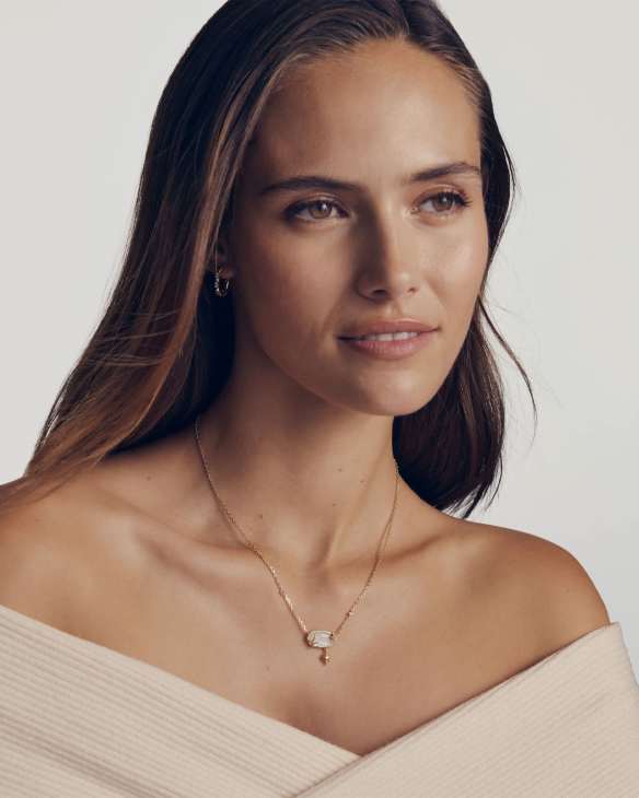 Elisa Star Gold Short Pendant Necklace