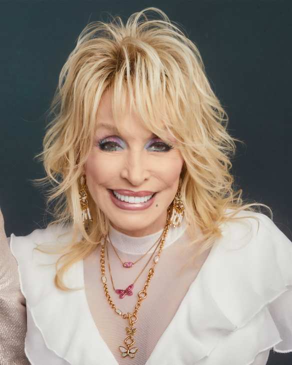 Dolly Parton x Kendra Scott Elisa Vintage Gold Short Pendant Necklace