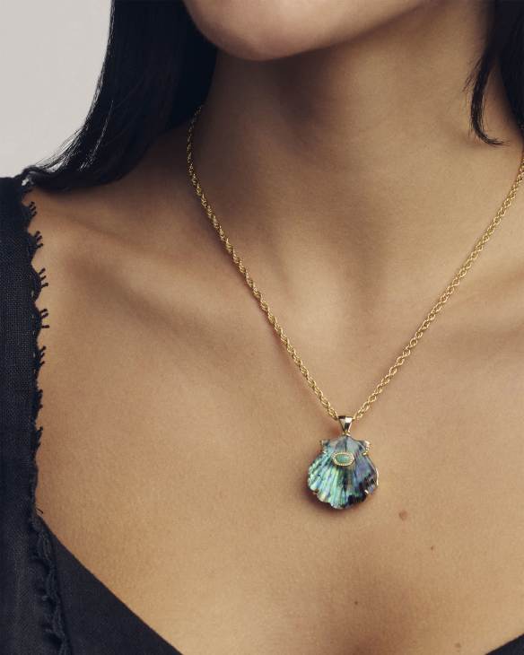 Lucia Shell Gold Short Pendant Necklace