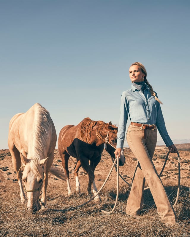 Wrangler® x Yellow Rose by Kendra Scott Denim Western Shirt in Washed Down Medium Blue image number 2.0