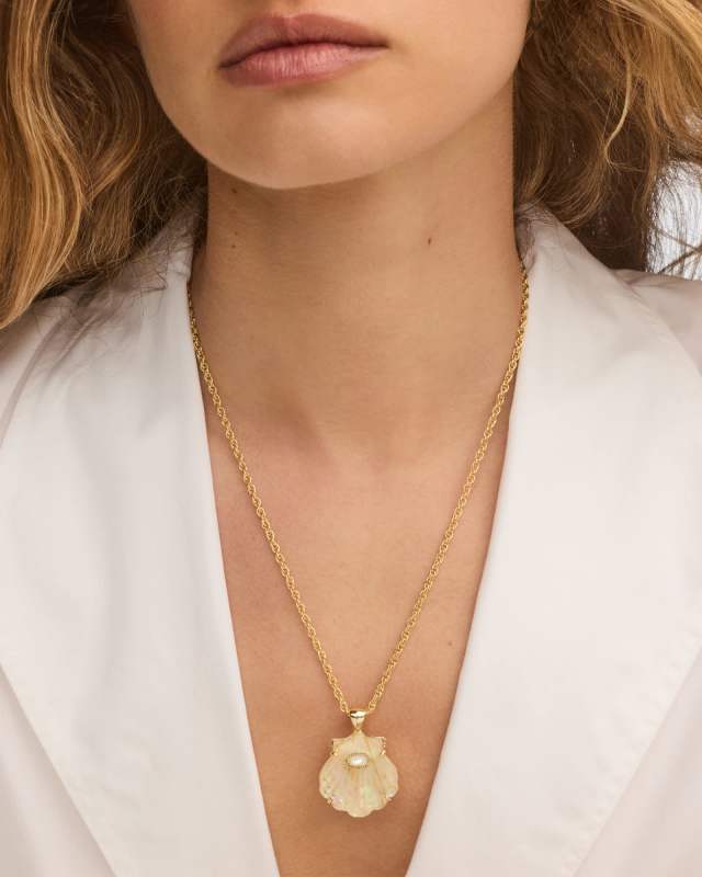 Lucia Shell Gold Short Pendant Necklace image number 6.0
