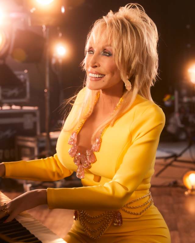 Dolly Parton x Kendra Scott Gold Harlow Statement Necklace