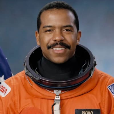 Bernard Harris headshot