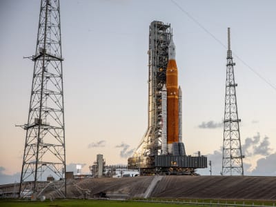 El cohete del Sistema de Lanzamiento Espacial (SLS) de la NASA y la nave espacial Orión, colocados sobre la plataforma de lanzamiento móvil, llegan a la plataforma de lanzamiento 39B del Centro Espacial Kennedy de la agencia, en Florida, el 4 de noviembre de 2022, antes del lanzamiento no tripulado de Artemis I.