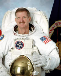 Retrato oficial de la NASA del astronauta Joe Tanner