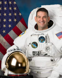 Offizielles Porträt des NASA-Astronauten Jack Hathaway in einem Raumanzug, auch „Extravehicular Mobility Unit“ (EMU) genannt, im Johnson Space Center der NASA in Houston, Texas.