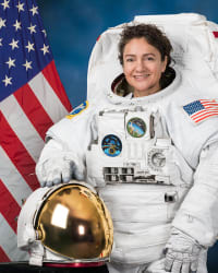 Offizielles Porträt der NASA-Astronautin Jessica Meir in einem Raumanzug, auch „Extravehicular Mobility Unit“ (EMU) genannt, im Johnson Space Center der NASA in Houston, Texas.