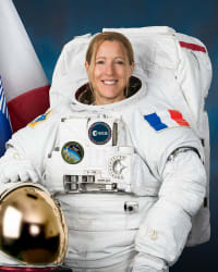 Offizielles Porträt der ESA-Astronautin (Europäische Weltraumorganisation) Sophie Adenot in einem Raumanzug, auch „Extravehicular Mobility Unit“ (EMU) genannt, im Johnson Space Center der NASA in Houston, Texas.