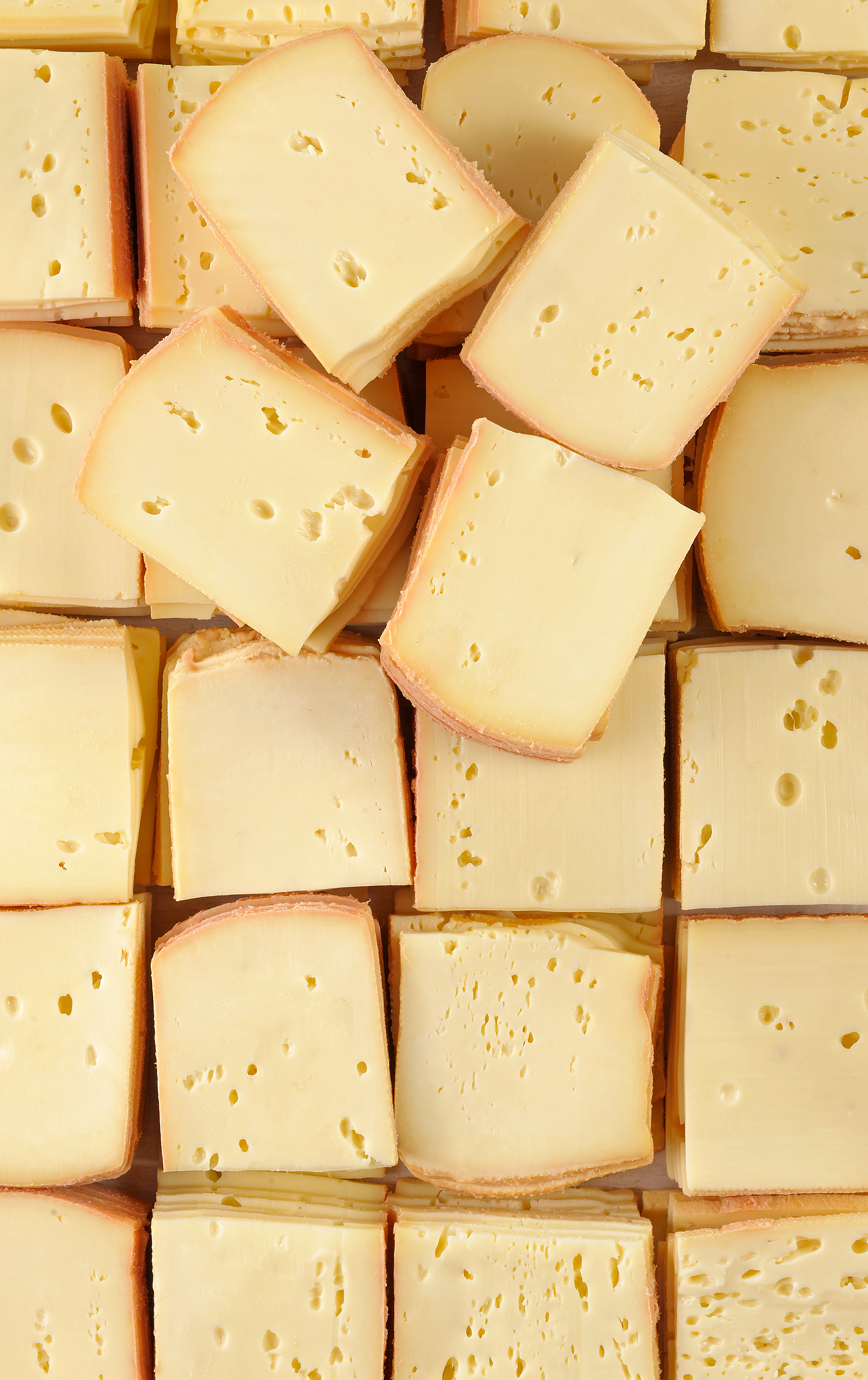 Tranches De Fromage Pour Raclette Avec Couteau Closeup Sur Fond Blanc Photo  stock - Image du repas, fromage: 265039844