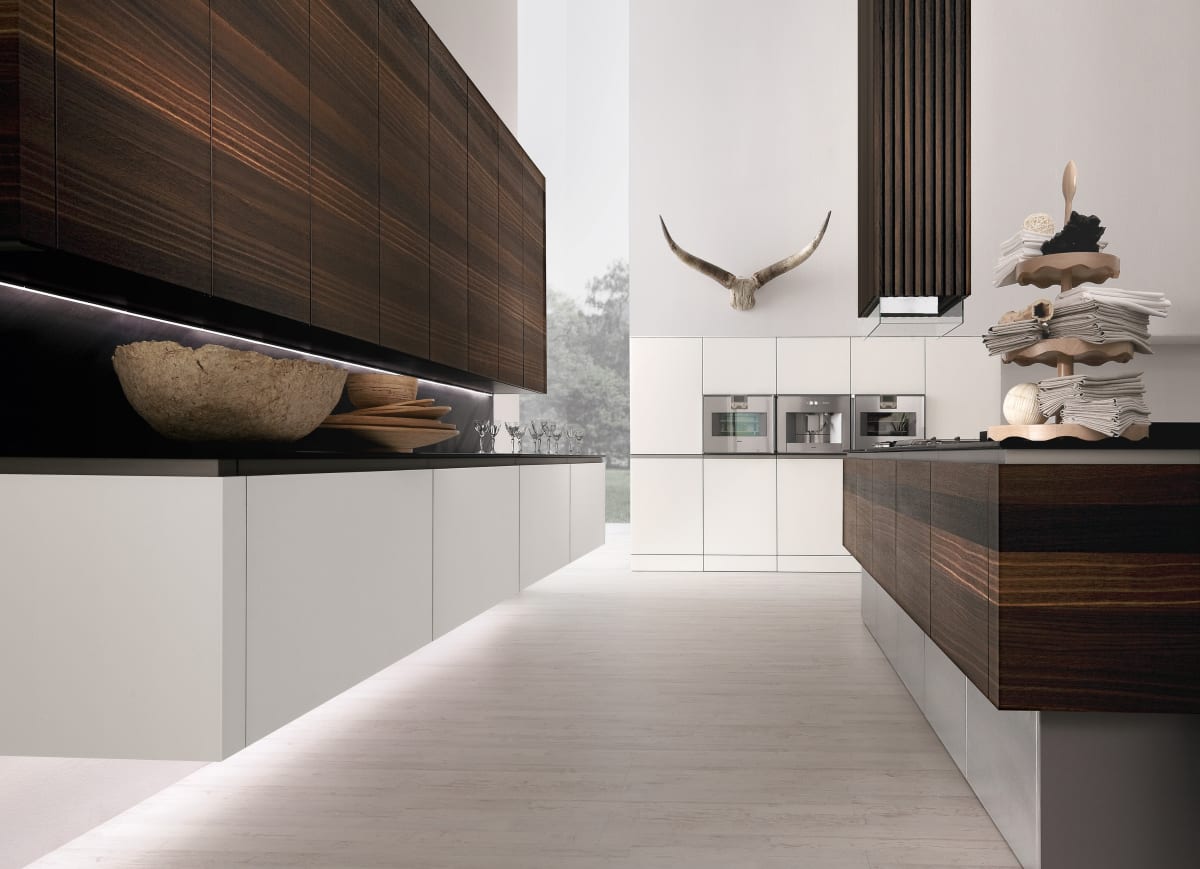 Modern keuken met eiland en hoog contrast