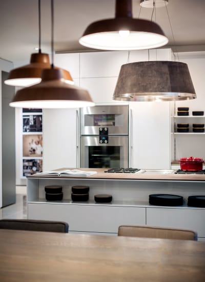 Eettafel aan eilad met leren lampen