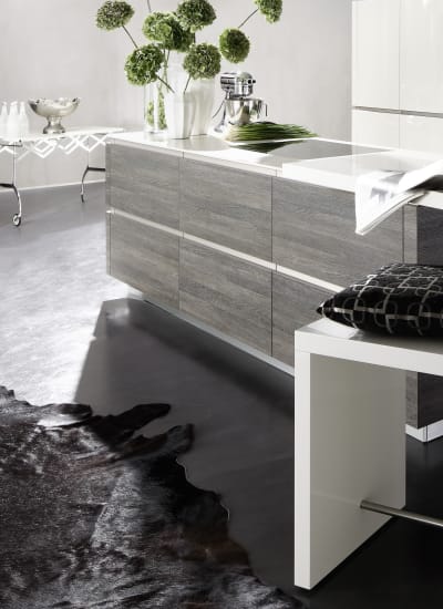 Keukeneiland met bijzettafel en planten