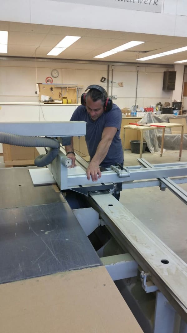 Interieurbouwer Dennis zaagt stolwanden op maat