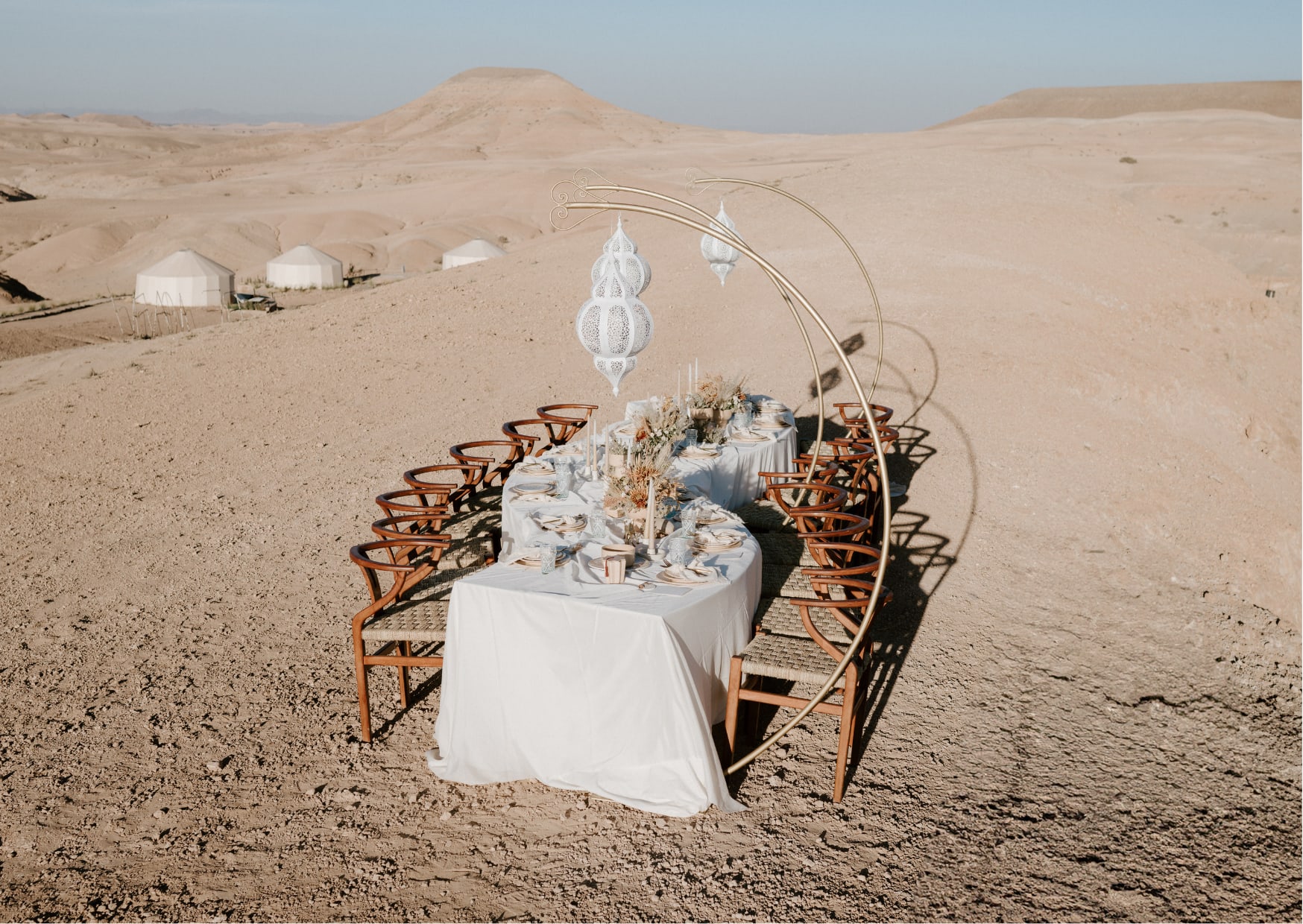 Nice table dressing in the Moroccan desert with some tents near