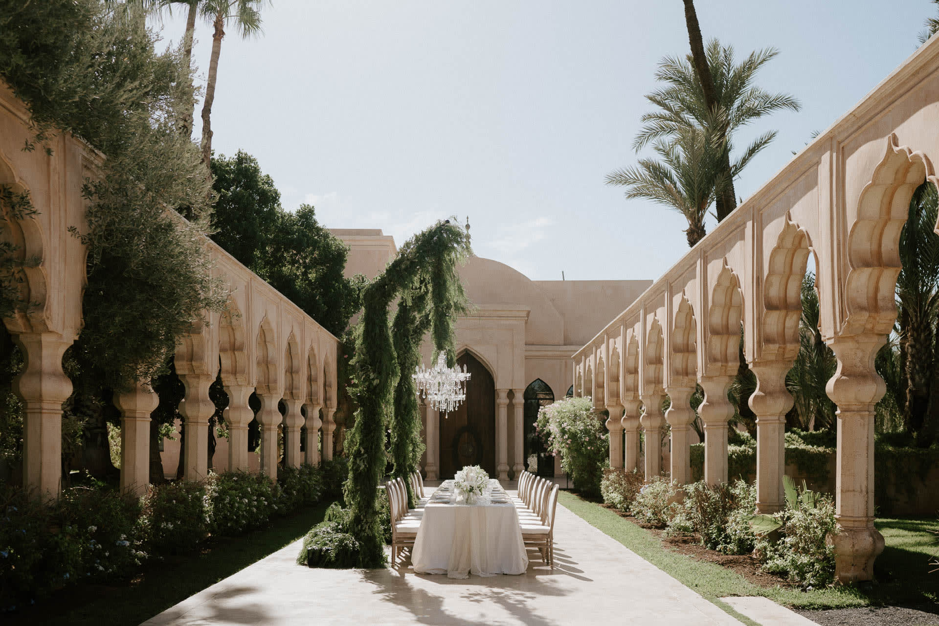 Table dressed in a palace's alley