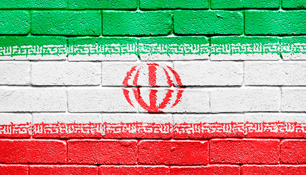 پرچم ایران بر روی دیوار آجری