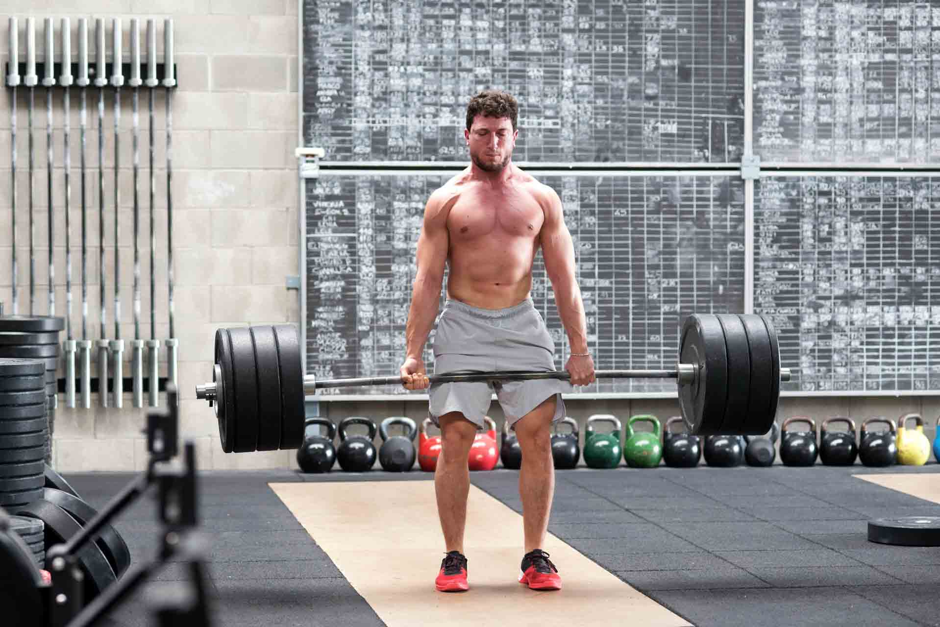 Homme Fort Marchant à Portée De Main Pendant L'entraînement Crossfit Dans  Un Club De Fitness