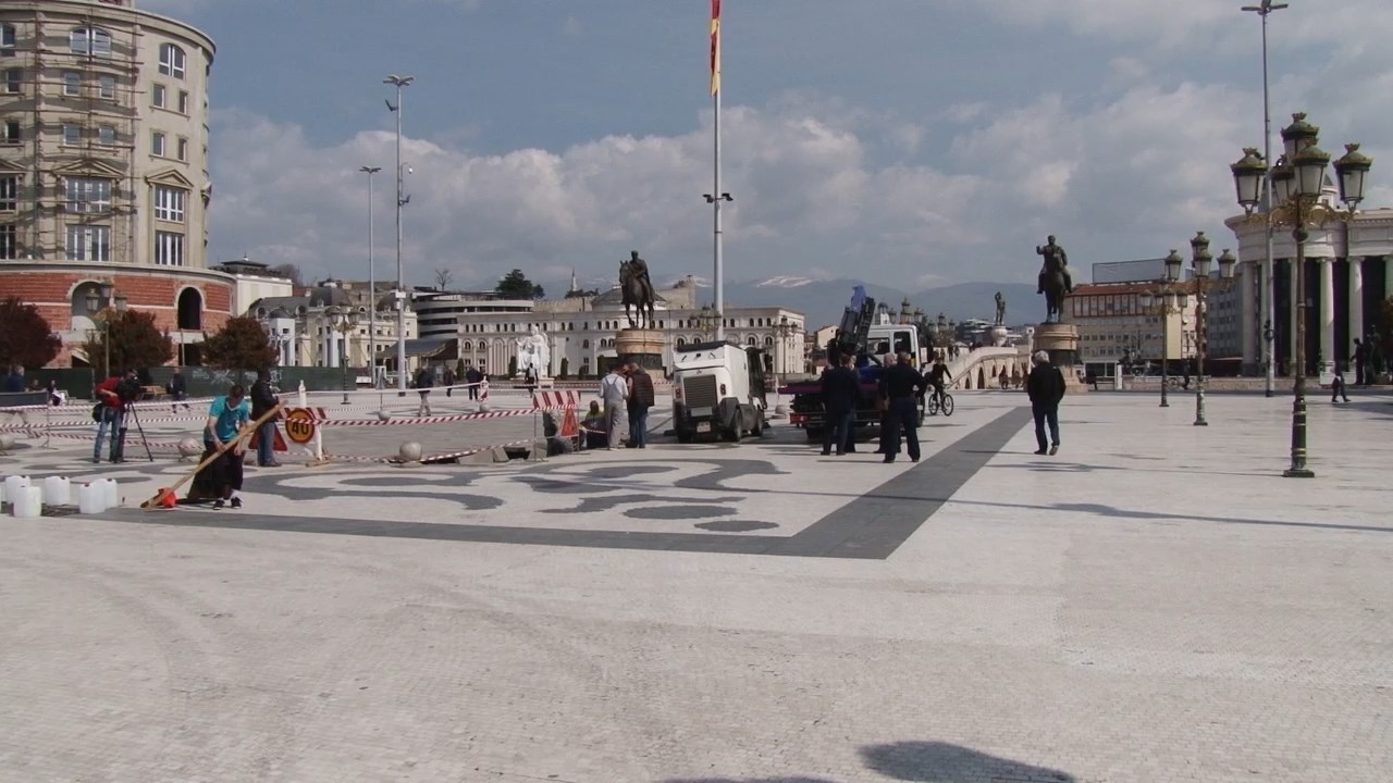 Телевизија 24: Машина за чистење пропадна во дупка на „плоштад Македонија“