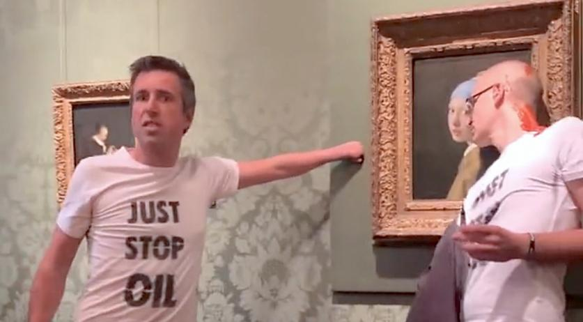 Телевизија 24: Еко-активисти ја нападнаа „Девојката со бисерна обетка ...