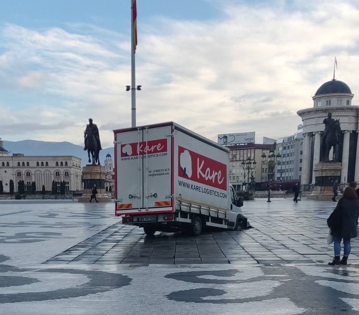 Телевизија 24: Повторно пропадна возило во подната фонтана на плоштад ...