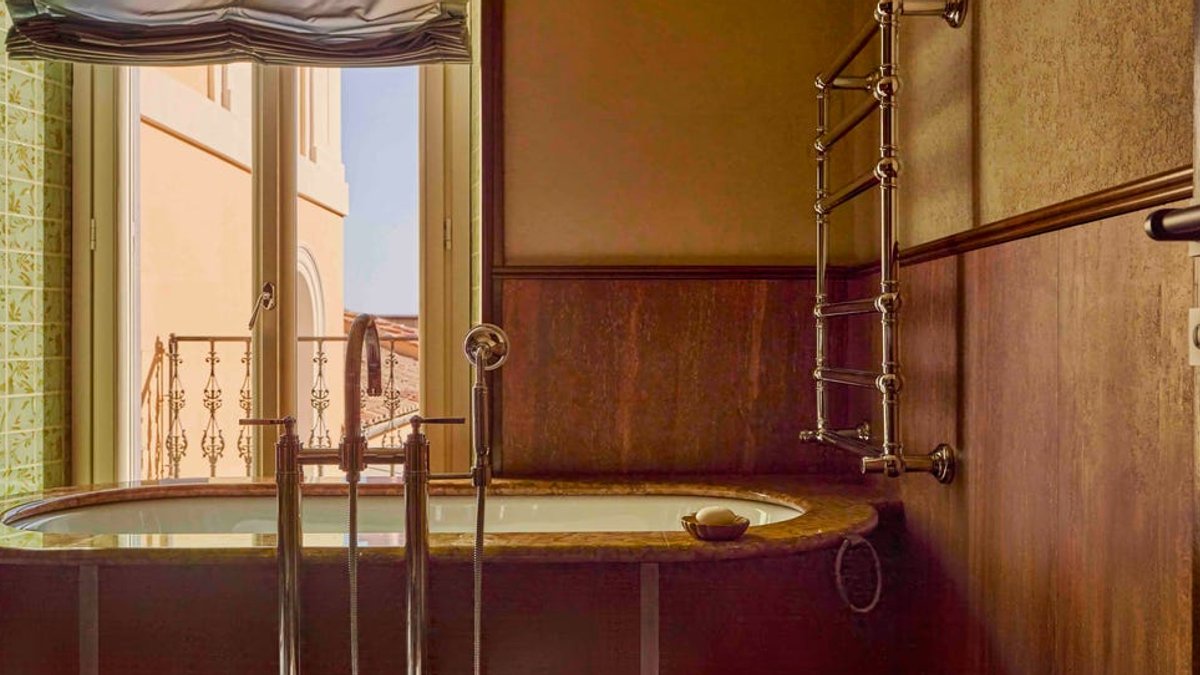Luxurious hotel bathrooms from around the world - luxurious bathrooms
