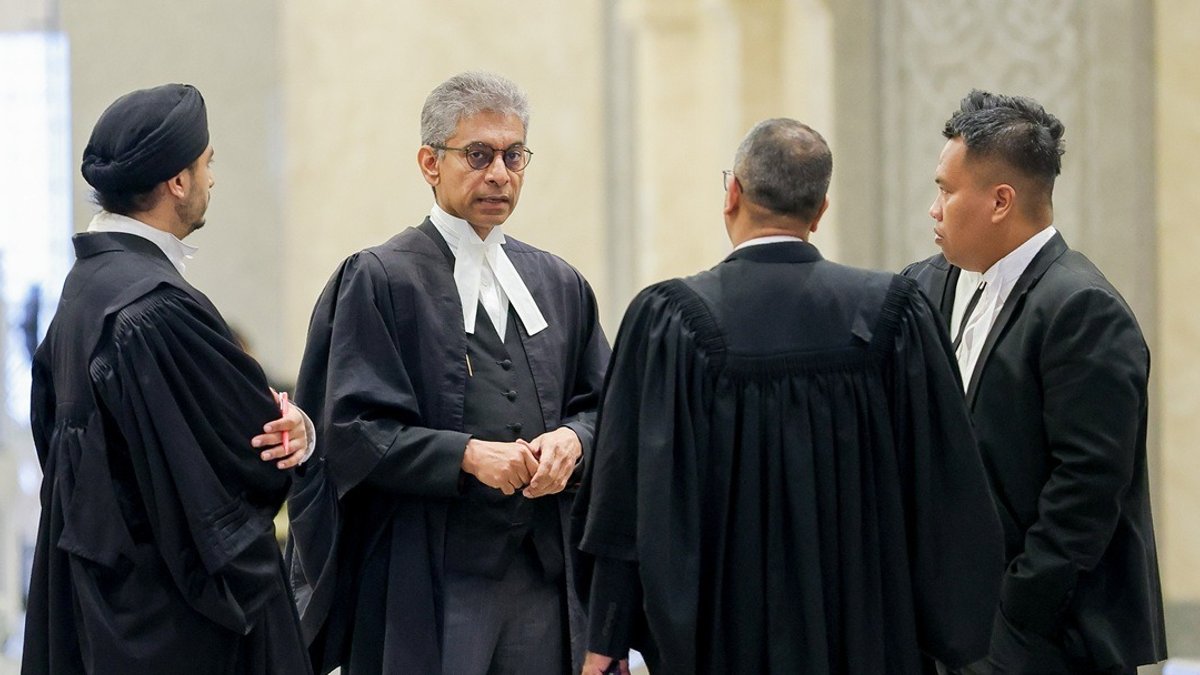 Court stays contempt case against tribal leaders - contempt case