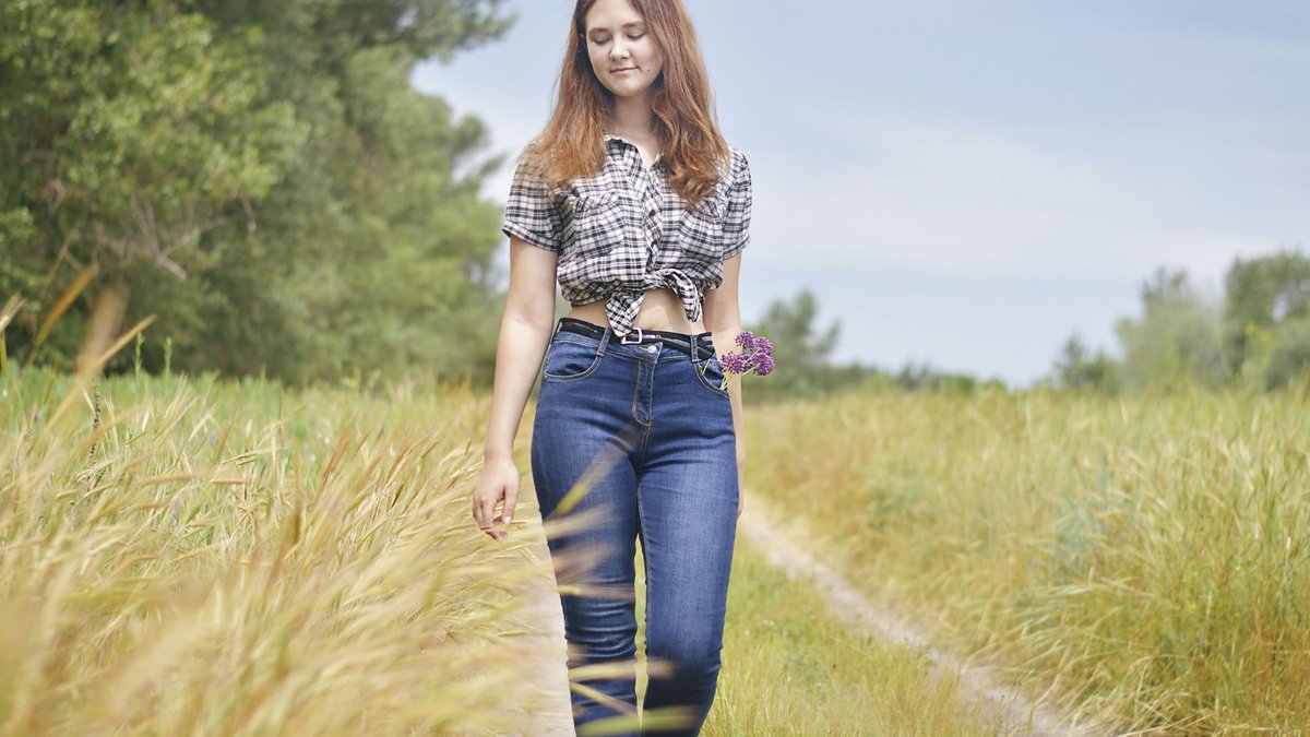 Local girl tours historic farm estate - historic farm