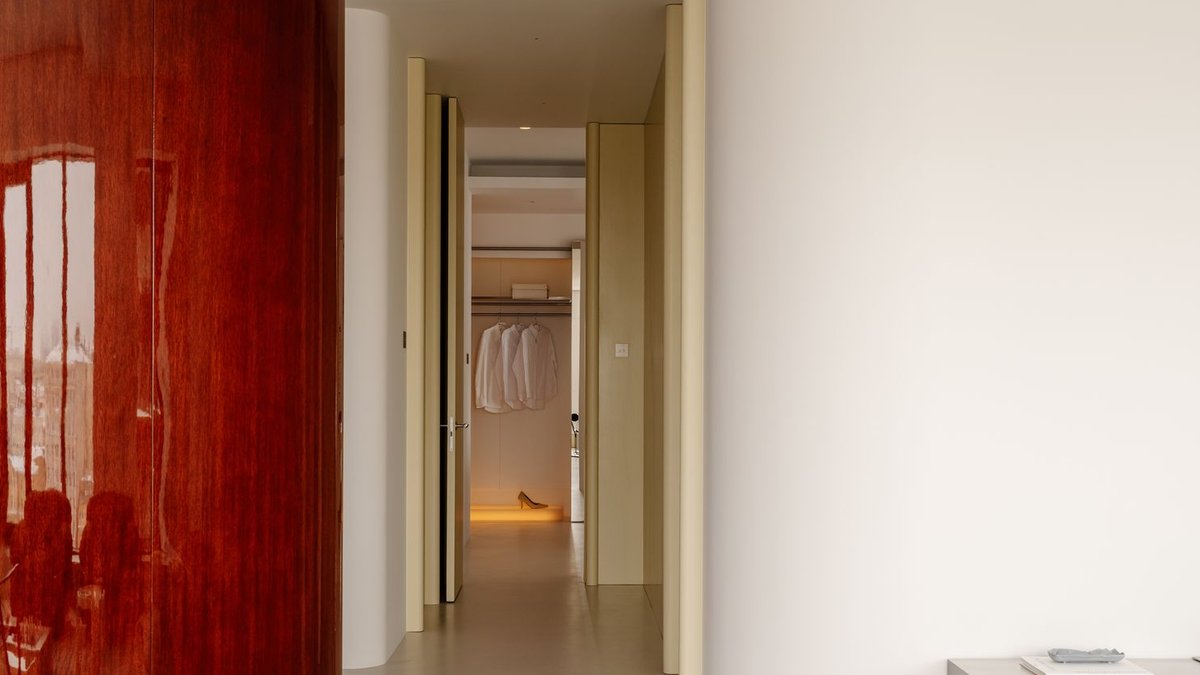Bold Oval Does All the Work in Antwe’s Precision-Tuned Apartment