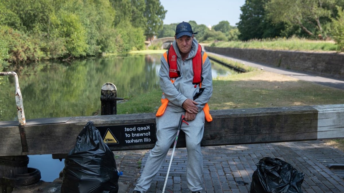 Offenders clean up West Midlands canals Offenders clean up West Midlands canals - community payback