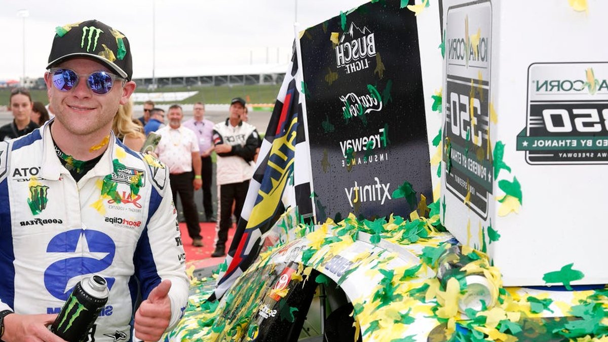 Gibbs triumphs at Iowa as Bell falls short - nascar race