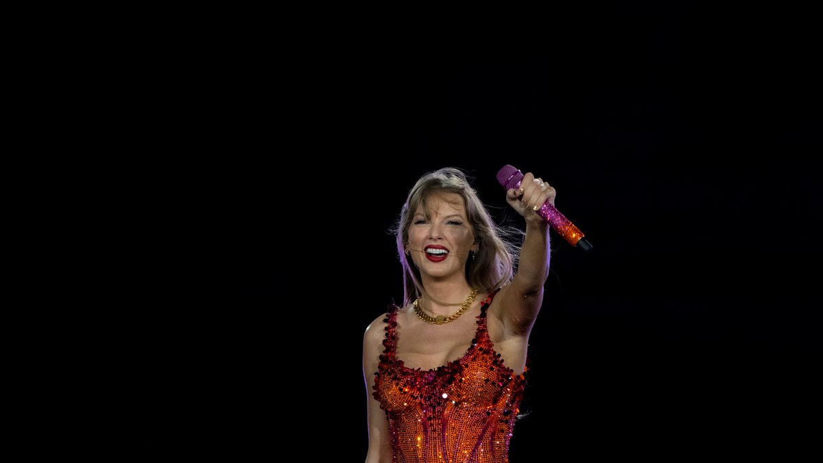 Taylor Swift bakes bread for Travis Kelce Taylor Swift bakes bread for Travis Kelce - taylor swift
