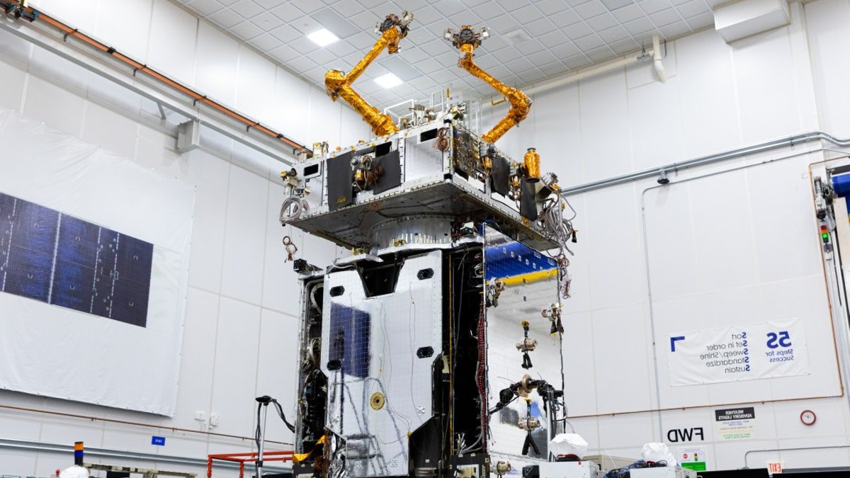 Robot to Extend Satellite Lifespan in Orbit - satellite lifespan