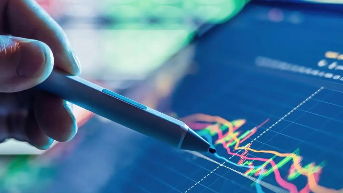 Stocks fall as oil prices stay high - oil prices