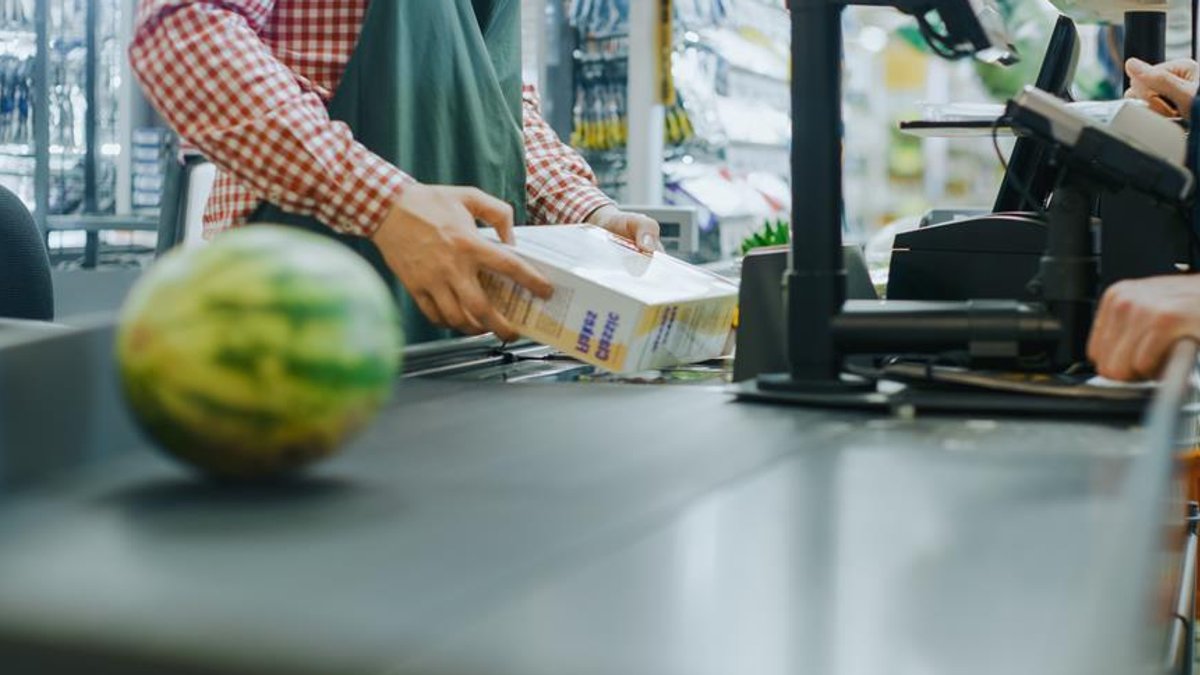 Government urged to back Saturday workers - saturday jobs