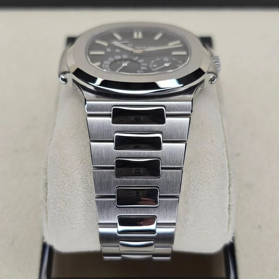 Patek Philippe Nautilus 5712A | Mint Condition | B&amp;P — photo 9