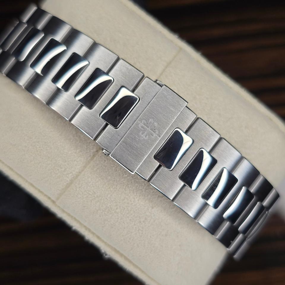Patek Philippe Nautilus 5712A | Mint Condition | B&amp;P — photo 15