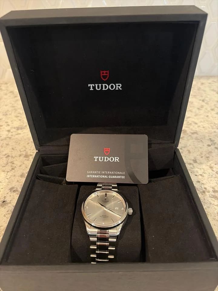 Tudor Style Box and cars great condition — photo 2