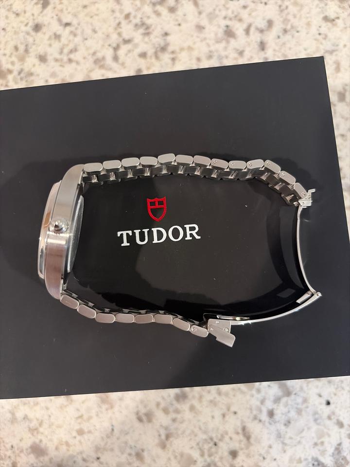 Tudor Style Box and cars great condition — photo 3