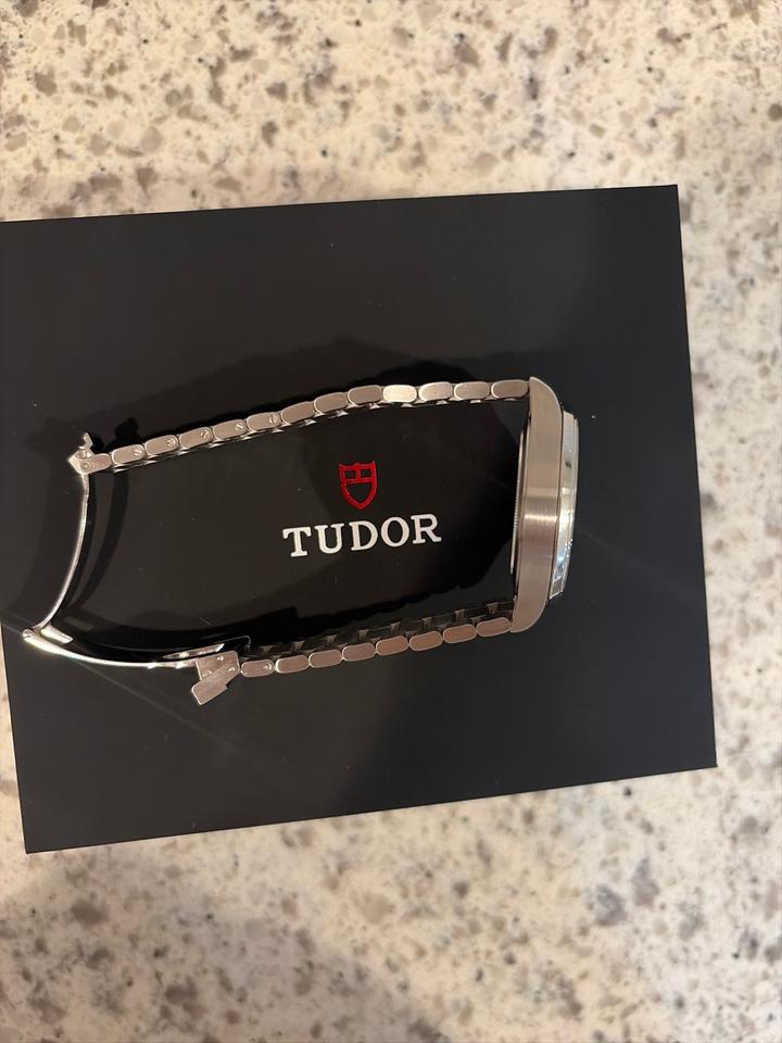 Tudor Style Box and cars great condition — photo 4